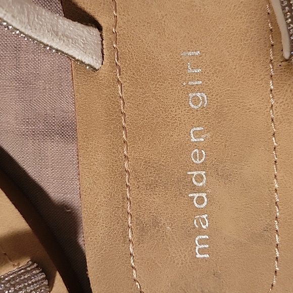 Madden Girl Role white/silver tri strappy Sandal 7 M.  Flats - Picture 4 of 9